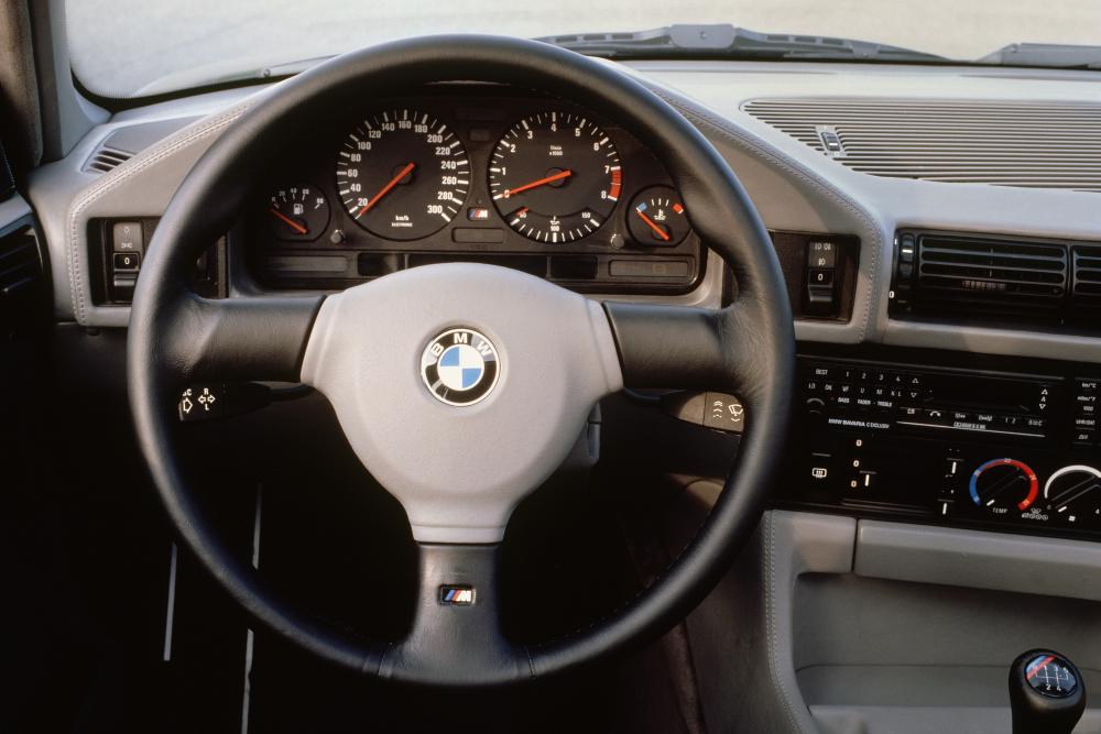 BMW M5 E34 (1988-1995) Седан интерьер 