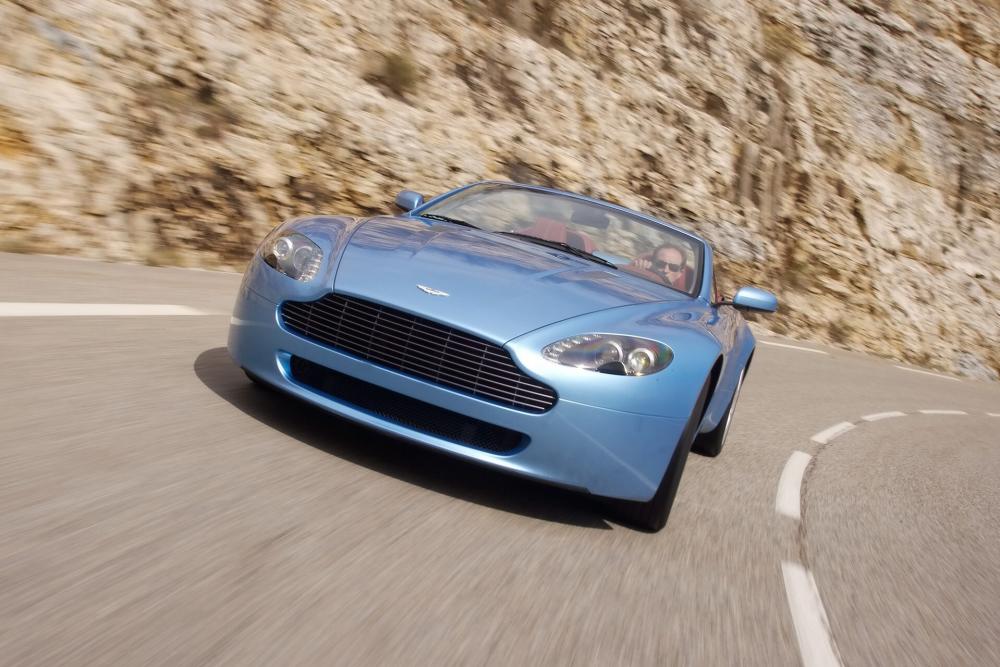 Aston Martin Vantage 3 поколение V8 родстер 2-дв.