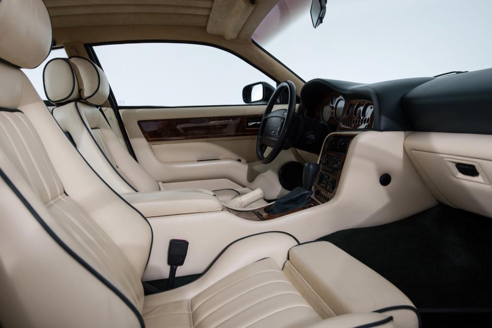 Aston Martin Vantage 2 поколение V8 купе 2-дв. интерьер