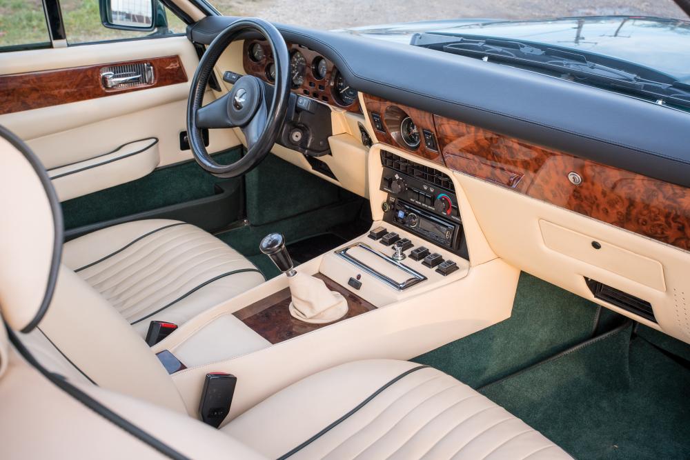 Aston Martin Vantage 1 поколение V8 купе интерьер