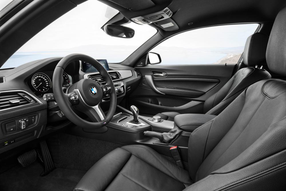 BMW 2 серия 1 поколение F22 [рестайлинг] (2017) Купе интерьер 