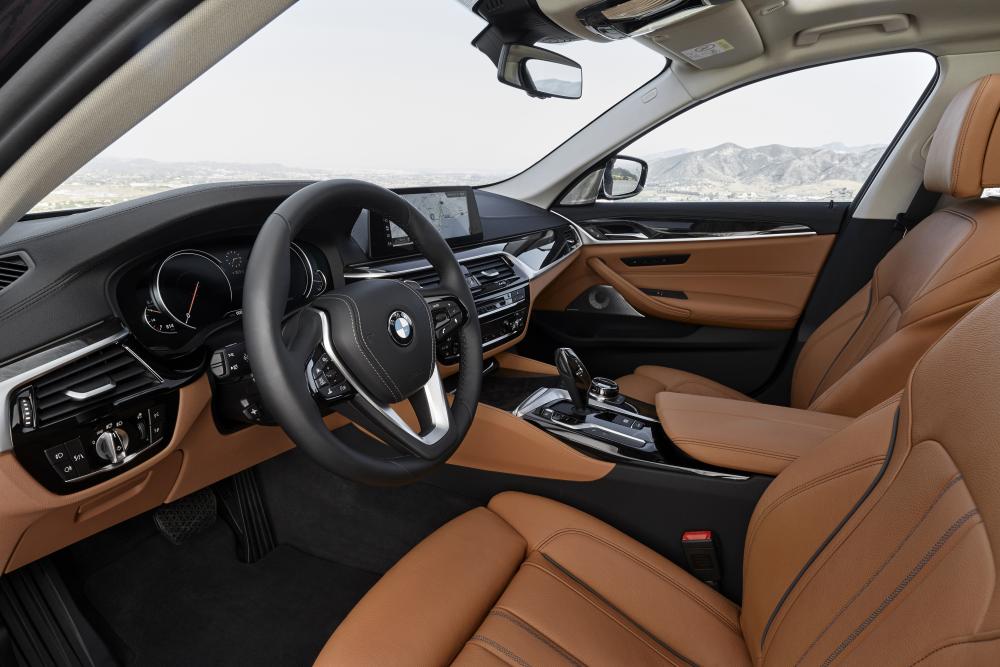 BMW 5 серия G30 (2016) Седан интерьер 