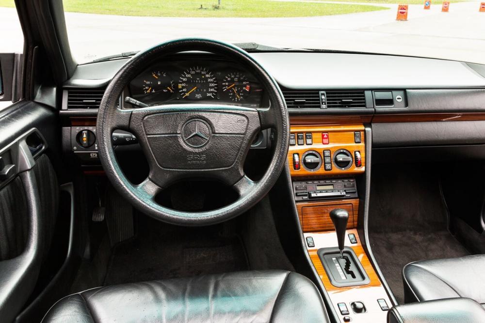 Mercedes-Benz E-Класс W124 рестайлинг (1989-1993) Универсал интерьер