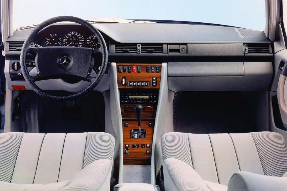 Mercedes-Benz E-Класс W124 (1984-1993) Универсал интерьер 