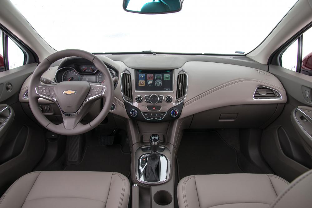 Chevrolet Cruze 3 поколение (2015-2018) Хетчбэк интерьер 