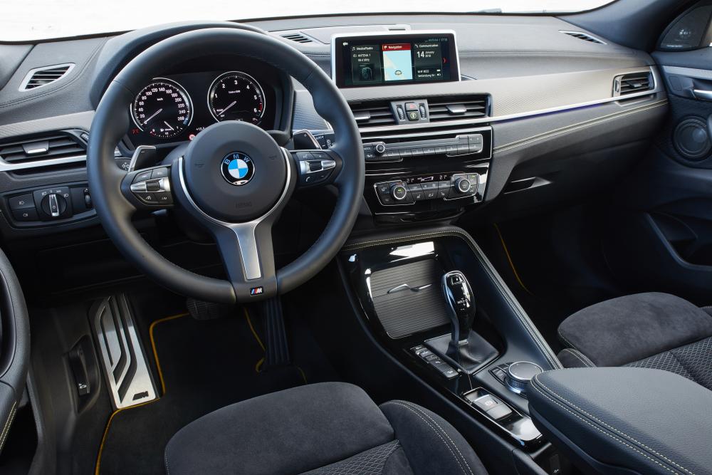 BMW X2 1 поколение F39 (2017) Кроссовер интерьер 
