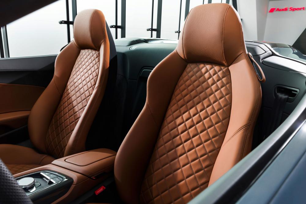 Audi R8 2 поколение [рестайлинг] (2019) Spyder родстер интерьер 