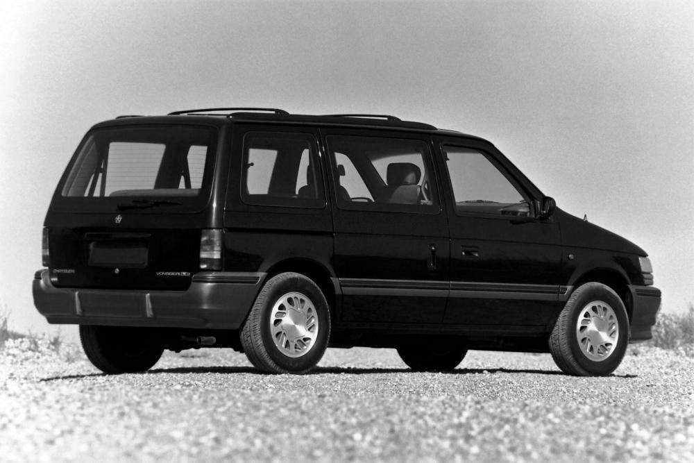 Chrysler Voyager 2 поколение (1990-1995) Минивэн