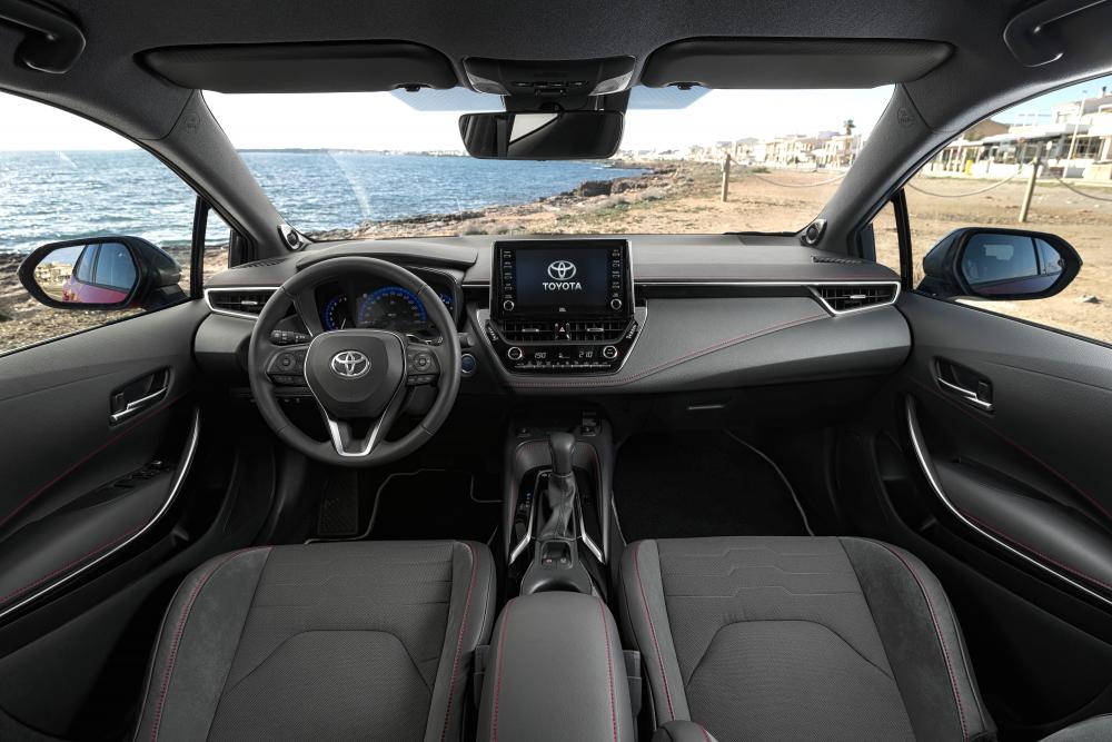 Toyota Corolla 12 поколение E210 (2019) Хетчбэк интерьер