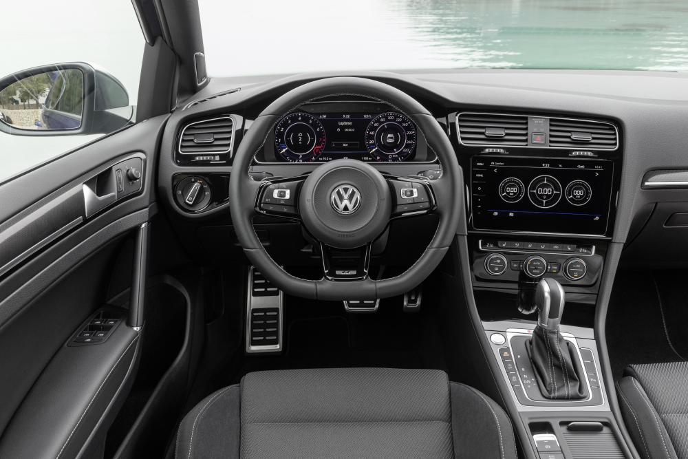 Volkswagen Golf 7 поколение [рестайлинг] (2017-2020) R универсал 5-дв. интерьер 