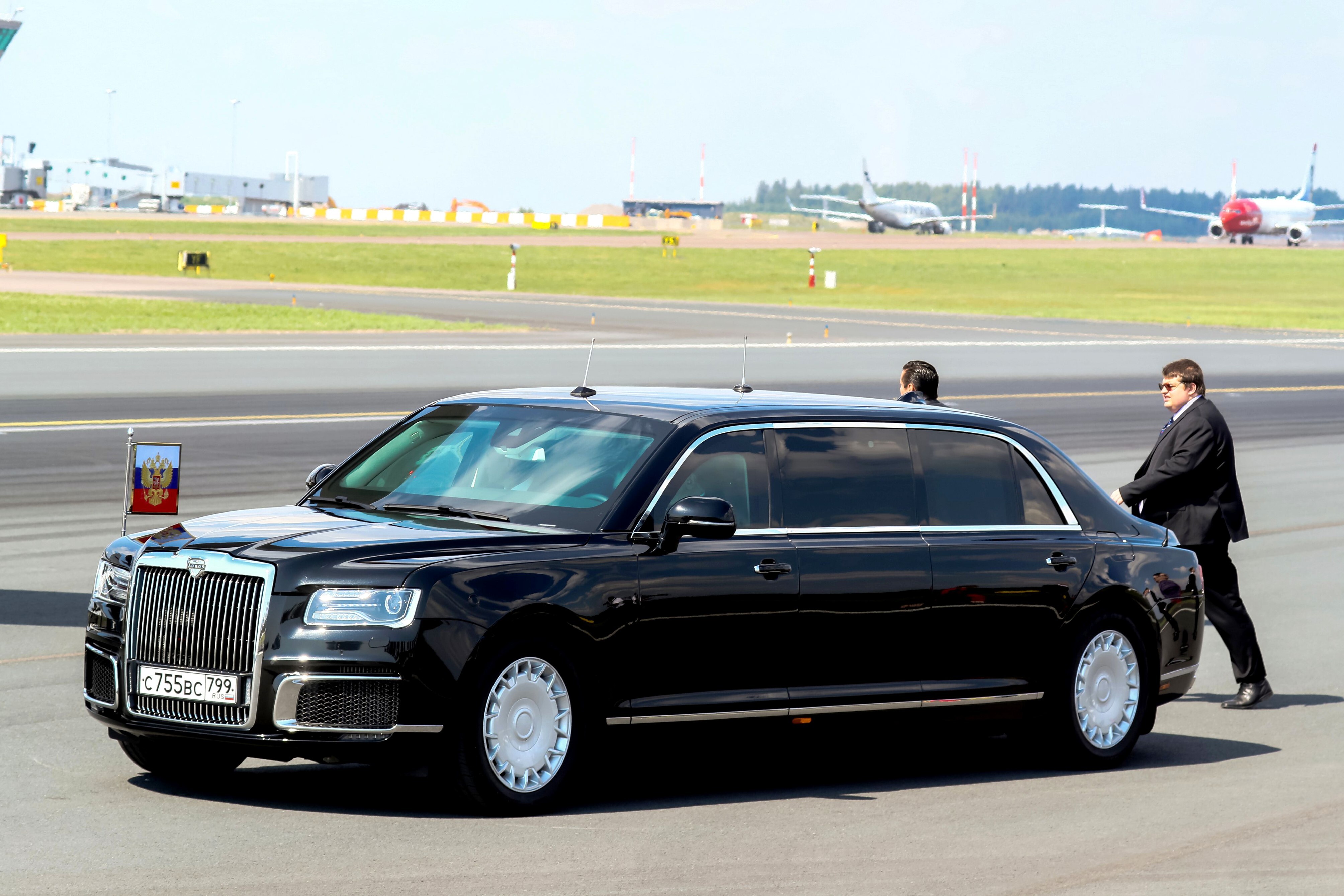 Президентский автомобиль. Aurus-41231 «Сенат». Президентская машина Аурус. Лимузин президента Путина Аурус. Машина президента Аурус Сенат.