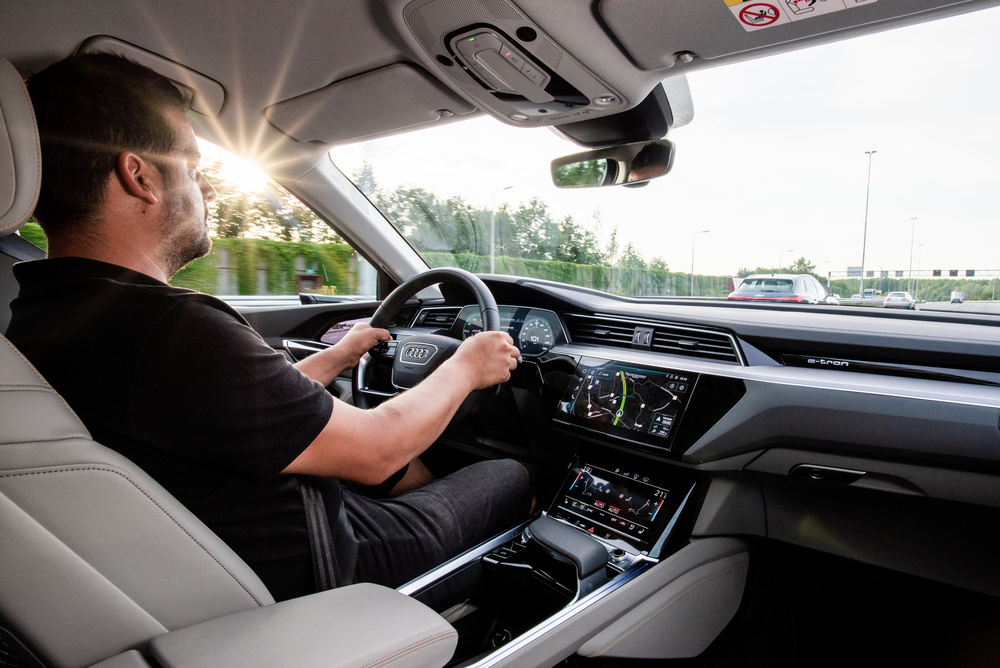 Audi e-tron 1 поколение (2018) Кроссовер интерьер 