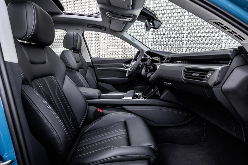 Audi e-tron 1 поколение (2018) Кроссовер интерьер 