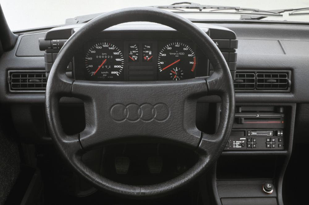Audi 90 B2 (1984-1986) Седан интерьер 